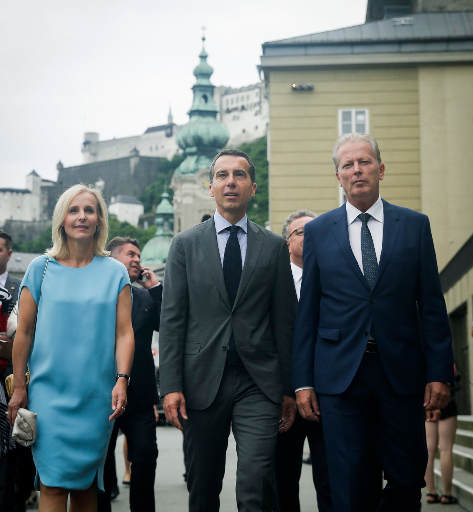 Am 28. Juli 2016 fand der Festakt anl&auml;sslich der Er&ouml;ffnung der 96. Salzburger Festspiele statt. Im Bild Bundeskanzler Christian Kern (m.) und Ehefrau Eveline Steinberger-Kern (l.) mit Vizekanzler und Bundesminister Reinhold Mitterlehner (r.).