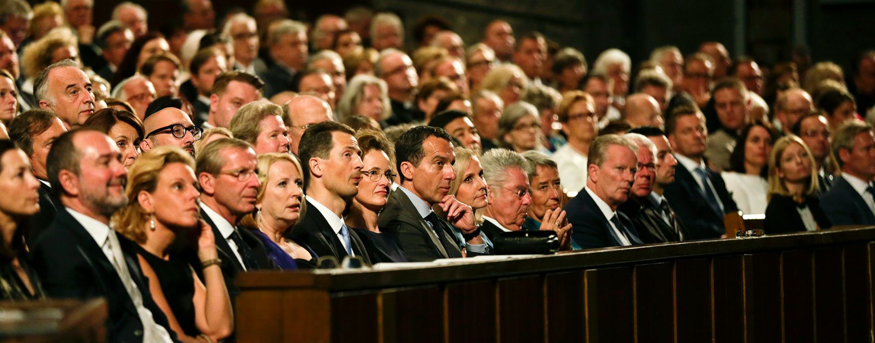 Am 28. Juli 2016 fand in der Felsenreitschule der Festakt anl&auml;sslich der Er&ouml;ffnung der 96. Salzburger Festspiele statt. Im Bild (v.l.n.r.) Kunst- und Kulturminister Thomas Drozda, Christina R&ouml;sslhuber, Landeshauptmann Wilfried Haslauer, Nationalratspr&auml;sidentin Doris Bures, Erbprinz Alois von und zu Liechtenstein mit Ehefrau Sophie, Bundeskanzler Christian Kern und Ehefrau Eveline Steinberger-Kern, Bundespr&auml;sident a.D. Heinz Fischer und Ehefrau Margit Fischer, Vizekanzler und Bundesminister Reinhold Mitterlehner.