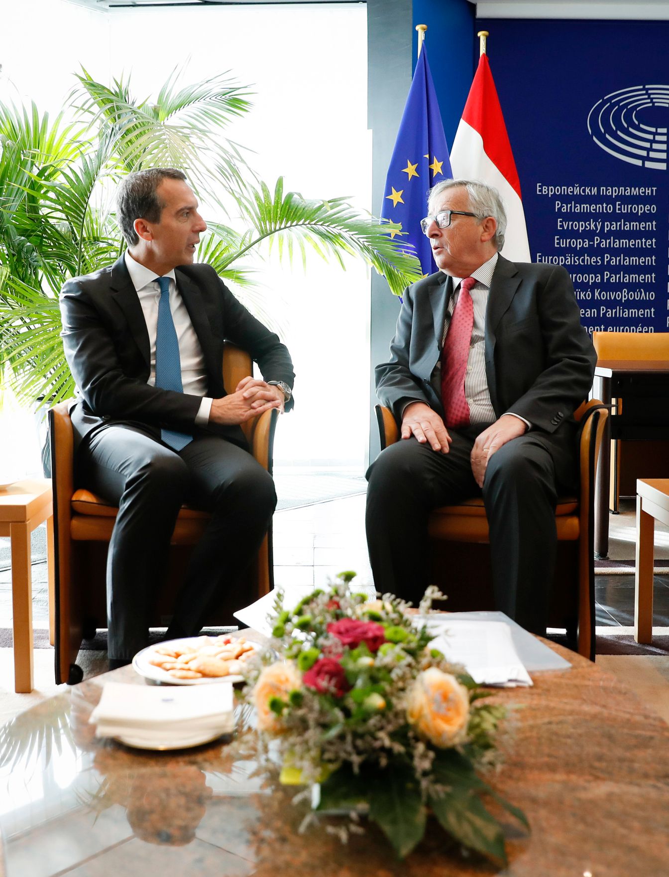 Am 5. Oktober 2016 traf Bundeskanzler Christian Kern (l.) den Pr&auml;sidenten der Europ&auml;ischen Kommission Jean-Claude Juncke (r.) zu einem Arbeitsgespr&auml;ch in Stra&szlig;burg.