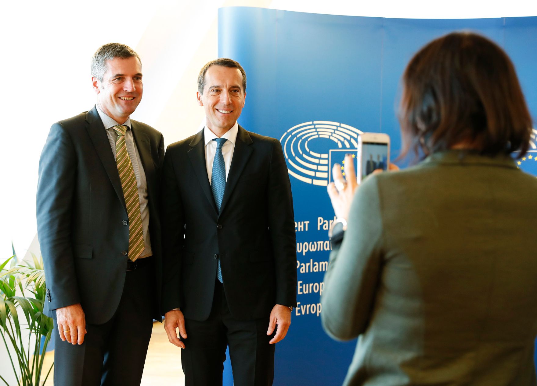 Am 5. Oktober 2016 traf Bundeskanzler Christian Kern (r.) die &ouml;sterreichischen Abgeordneten zum Europ&auml;ischen Parlament in Stra&szlig;burg. Im Bild mit Georg Mayer (l.).