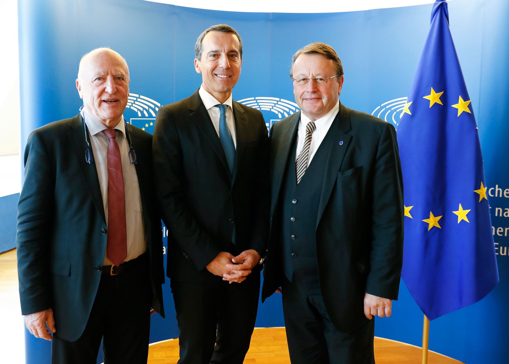 Am 5. Oktober 2016 traf Bundeskanzler Christian Kern (m.) die &ouml;sterreichischen Abgeordneten zum Europ&auml;ischen Parlament in Stra&szlig;burg. Im Bild mit Josef Weidenholzer (l.) und Paul R&uuml;big (r.).