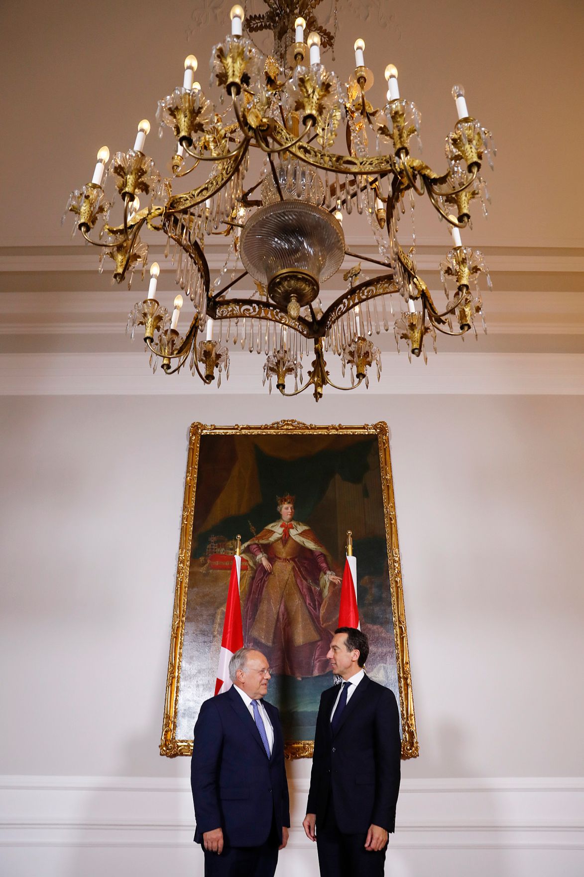 Am 13. Oktober 2016 empfing Bundeskanzler Christian Kern (r.) den Bundespr&auml;sidenten der Schweizer Eidgenossenschaft Johann Schneider-Ammann (l.) zu einem Arbeitsgespr&auml;ch im Bundeskanzleramt.