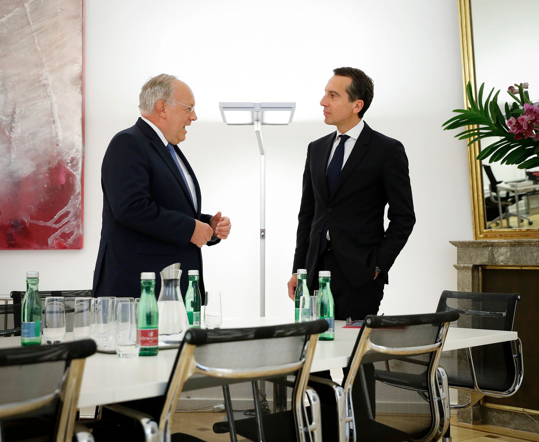 Am 13. Oktober 2016 empfing Bundeskanzler Christian Kern (r.) den Bundespr&auml;sidenten der Schweizer Eidgenossenschaft Johann Schneider-Ammann (l.) zu einem Arbeitsgespr&auml;ch im Bundeskanzleramt.