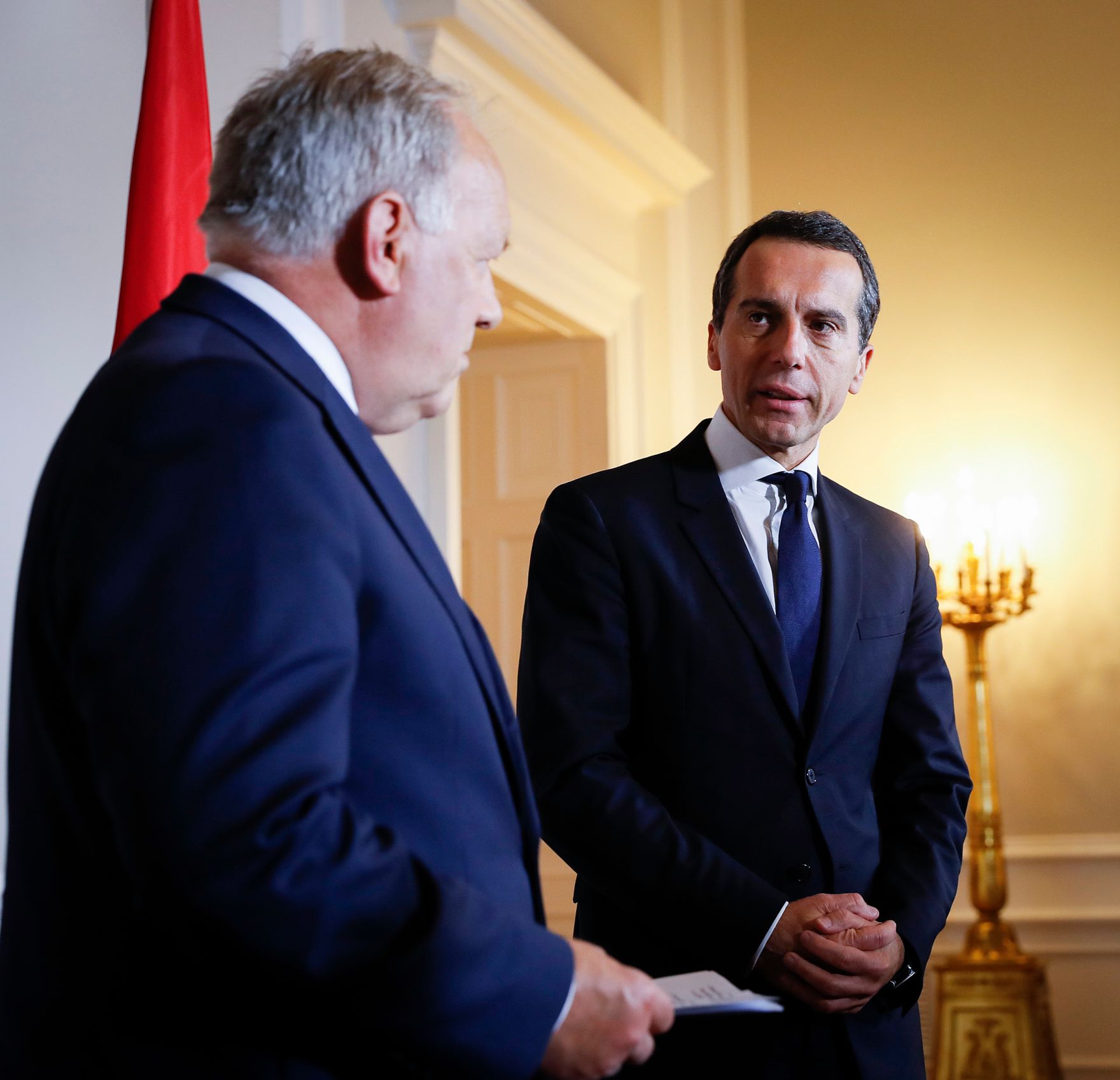 Am 13. Oktober 2016 empfing Bundeskanzler Christian Kern (r.) den Bundespr&auml;sidenten der Schweizer Eidgenossenschaft Johann Schneider-Ammann (l.) zu einem Arbeitsgespr&auml;ch im Bundeskanzleramt. Im Anschluss fand ein Pressegespr&auml;ch statt.