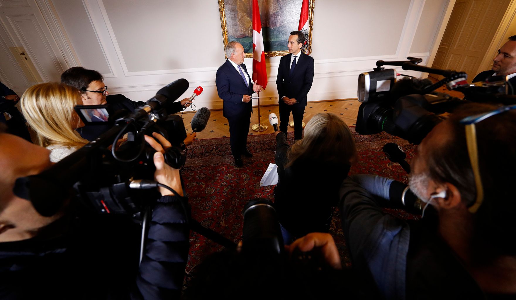 Am 13. Oktober 2016 empfing Bundeskanzler Christian Kern (r.) den Bundespr&auml;sidenten der Schweizer Eidgenossenschaft Johann Schneider-Ammann (l.) zu einem Arbeitsgespr&auml;ch im Bundeskanzleramt. Im Anschluss fand ein Pressegespr&auml;ch statt.