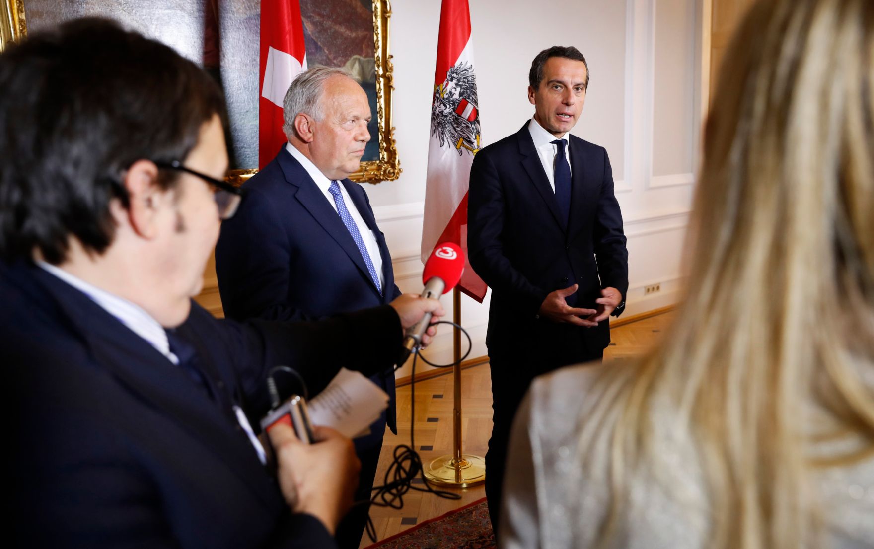 Am 13. Oktober 2016 empfing Bundeskanzler Christian Kern (r.) den Bundespr&auml;sidenten der Schweizer Eidgenossenschaft Johann Schneider-Ammann (l.) zu einem Arbeitsgespr&auml;ch im Bundeskanzleramt. Im Anschluss fand ein Pressegespr&auml;ch statt.