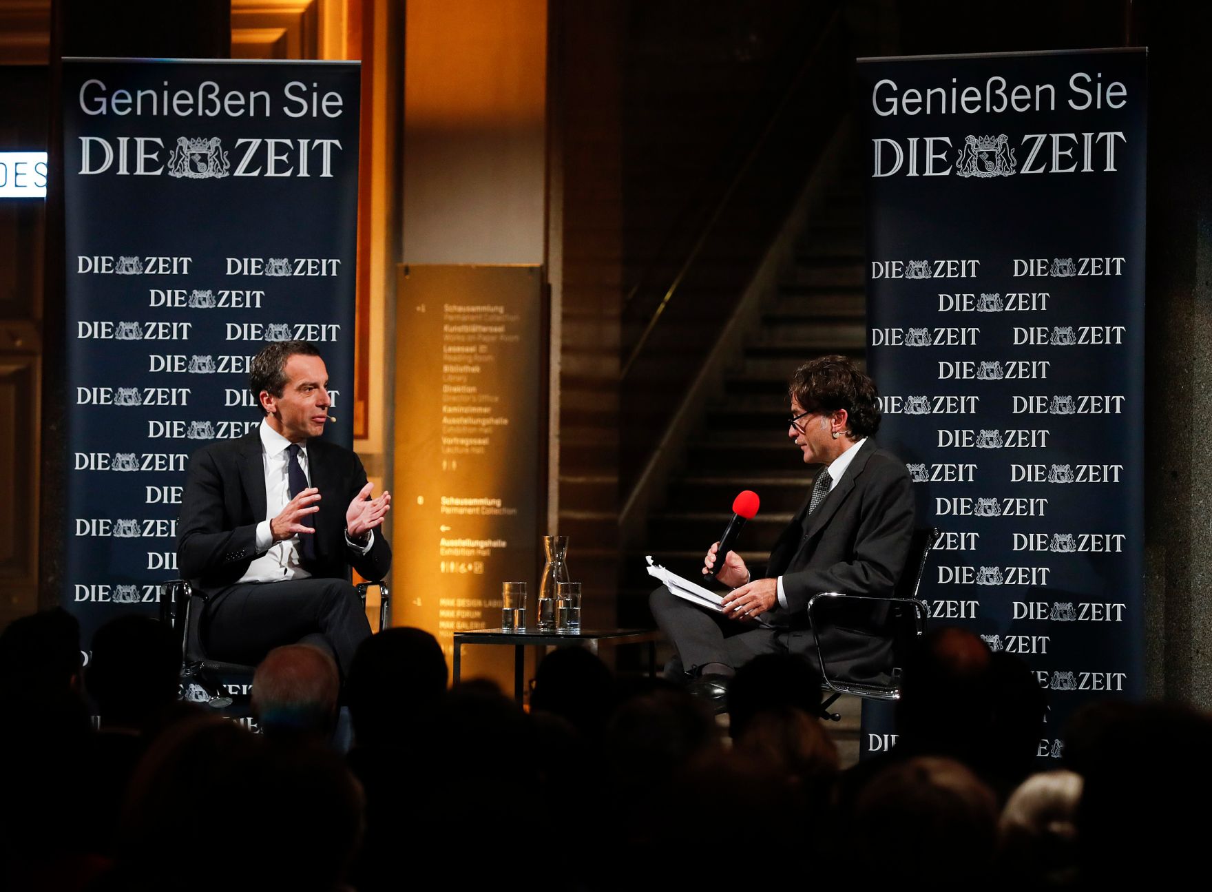 Am 17. Oktober 2016 stellte sich Bundeskanzler Christian Kern (l.) den Fragen des Chefredakteur der deutschen Wochenzeitung Die Zeit Giovanni di Lorenzo (r.) beim ZEIT-Gespr&auml;ch im MAK.