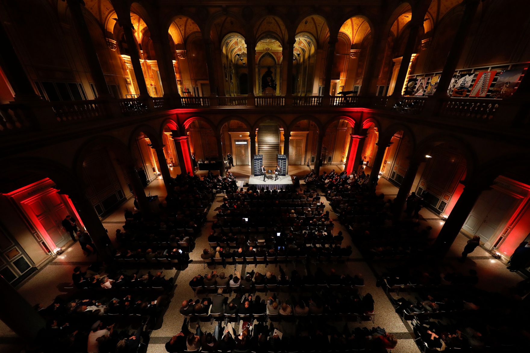 Am 17. Oktober 2016 stellte sich Bundeskanzler Christian Kern (l.) den Fragen des Chefredakteur der deutschen Wochenzeitung Die Zeit Giovanni di Lorenzo (r.) beim ZEIT-Gespr&auml;ch im MAK.