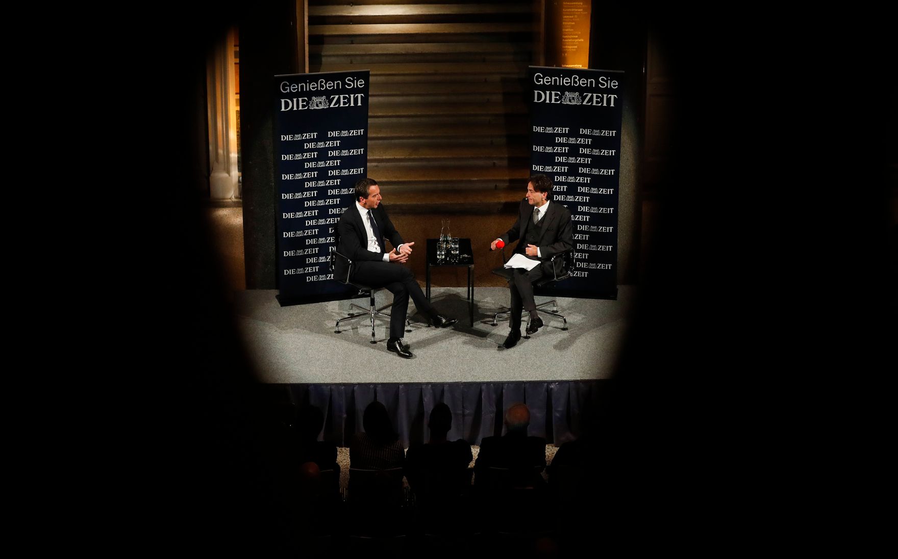 Am 17. Oktober 2016 stellte sich Bundeskanzler Christian Kern (l.) den Fragen des Chefredakteur der deutschen Wochenzeitung Die Zeit Giovanni di Lorenzo (r.) beim ZEIT-Gespr&auml;ch im MAK.