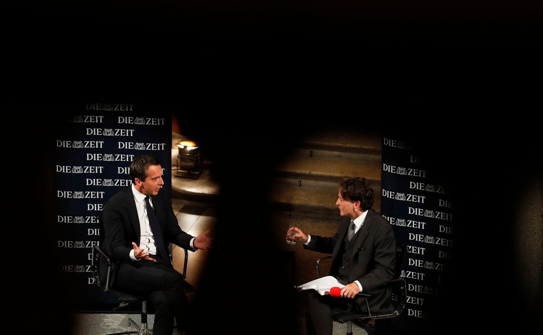 Am 17. Oktober 2016 stellte sich Bundeskanzler Christian Kern (l.) den Fragen des Chefredakteur der deutschen Wochenzeitung Die Zeit Giovanni di Lorenzo (r.) beim ZEIT-Gespr&auml;ch im MAK.