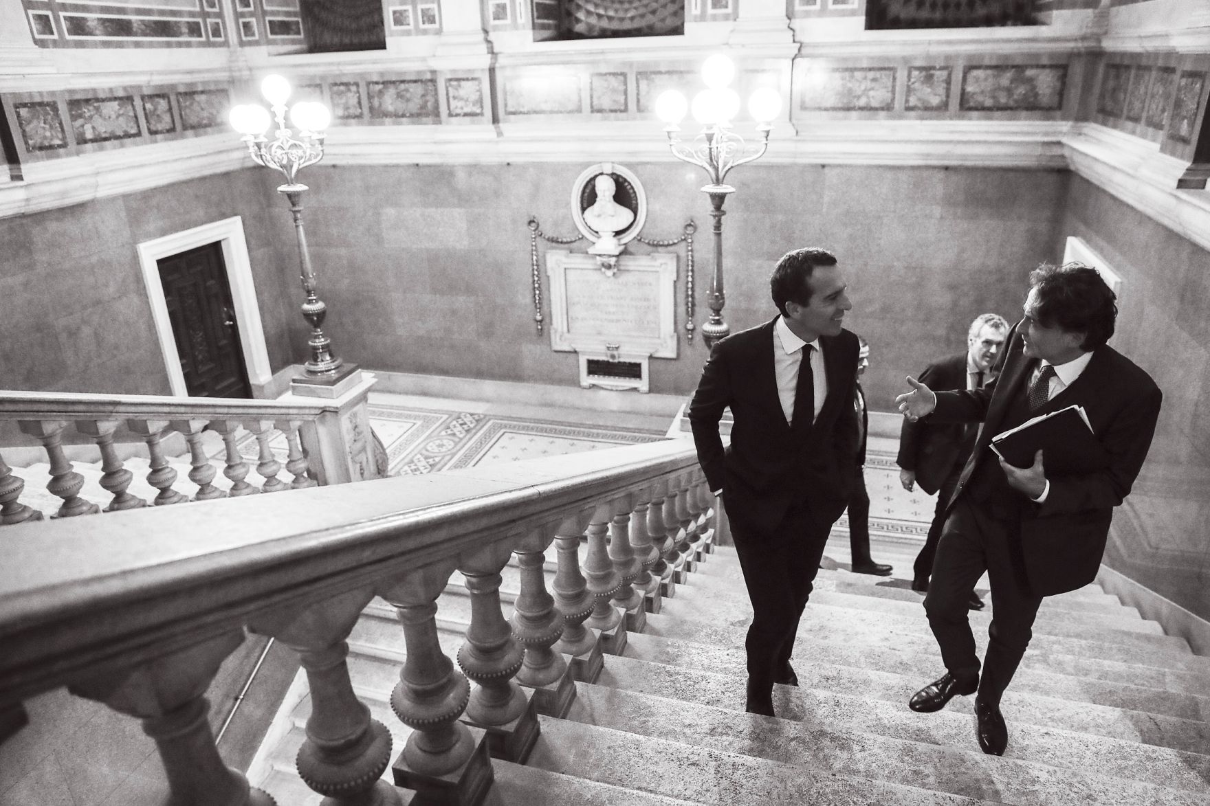 Am 17. Oktober 2016 stellte sich Bundeskanzler Christian Kern (l.) den Fragen des Chefredakteur der deutschen Wochenzeitung Die Zeit Giovanni di Lorenzo (r.) beim ZEIT-Gespr&auml;ch im MAK.