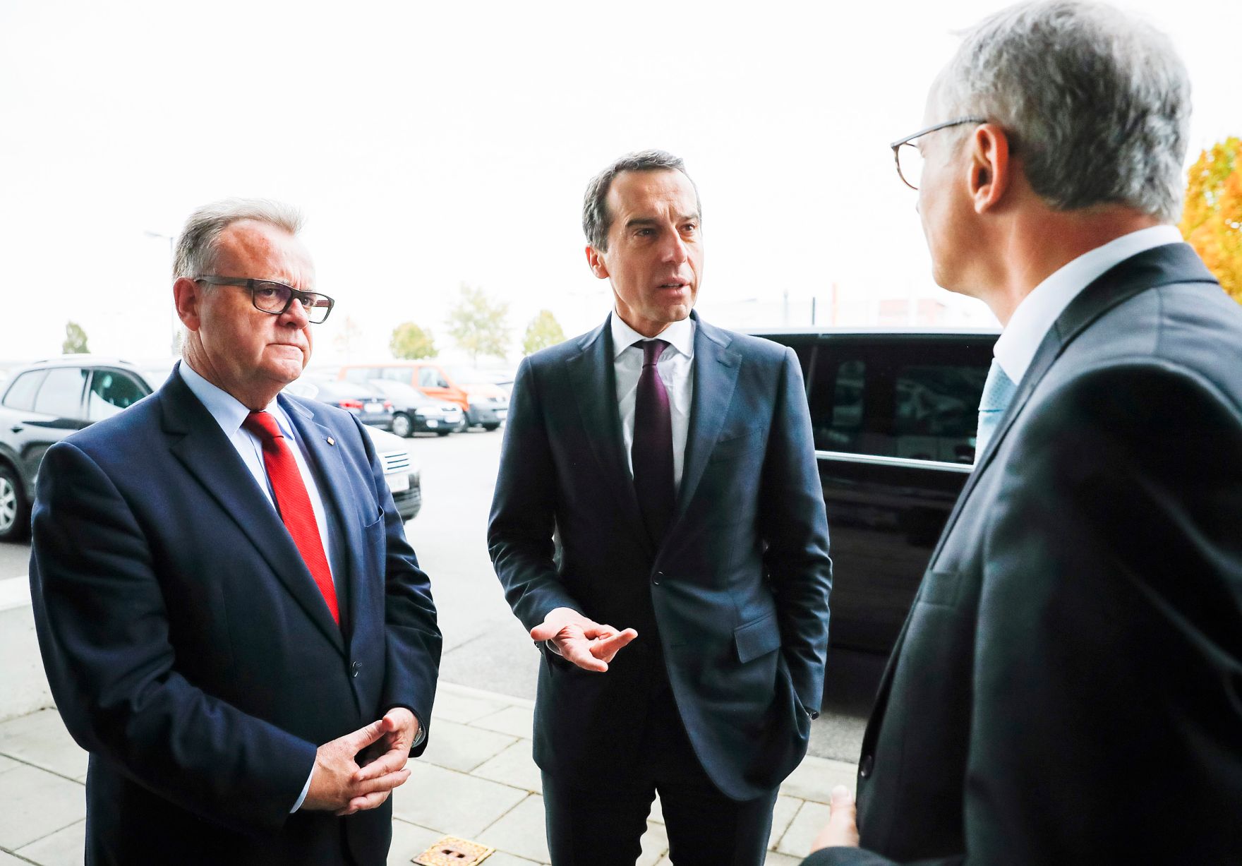 Am 18. Oktober 2016 besuchte Bundeskanzler Christian Kern (m.) das Bundesland Burgenland. Im Bild mit Landeshauptmann Hans Niessl (l.) in der Fachhochschule Eisenstadt.