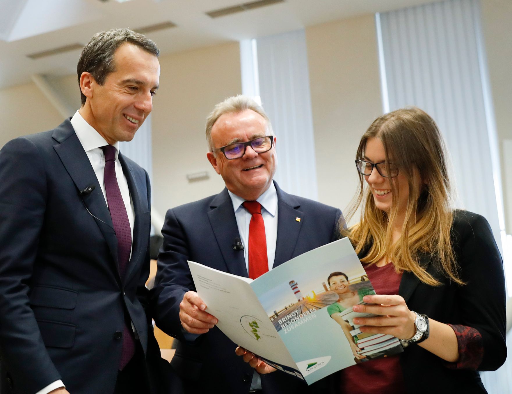 Am 18. Oktober 2016 besuchte Bundeskanzler Christian Kern (l.) das Bundesland Burgenland. Im Bild mit Landeshauptmann Hans Niessl (m.) in der Fachhochschule Eisenstadt.