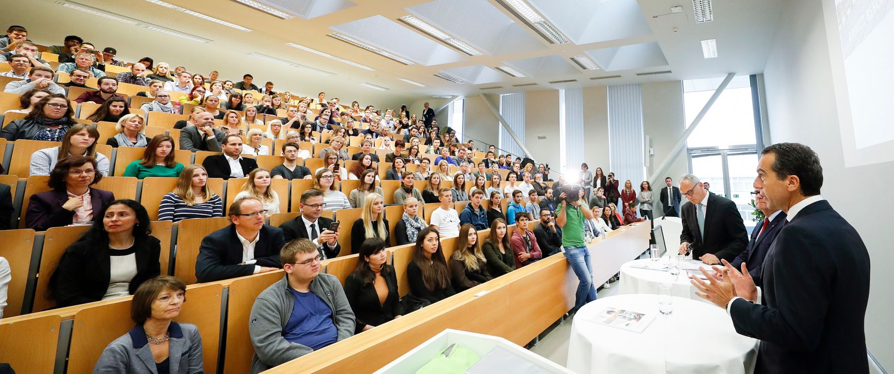 Am 18. Oktober 2016 besuchte Bundeskanzler Christian Kern das Bundesland Burgenland. Im Bild in der Fachhochschule Eisenstadt.