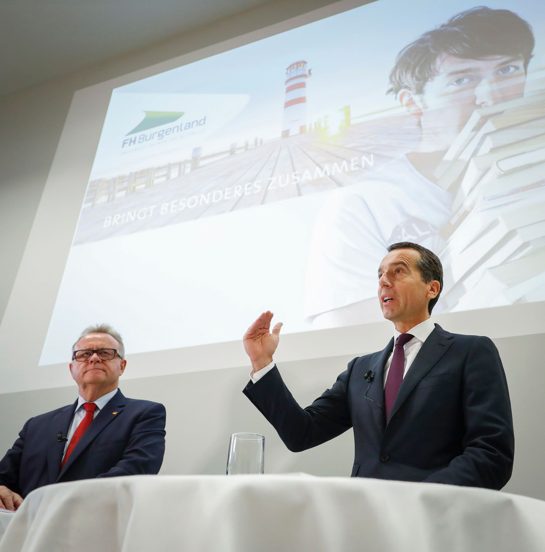 Am 18. Oktober 2016 besuchte Bundeskanzler Christian Kern (r.) das Bundesland Burgenland. Im Bild mit Landeshauptmann Hans Niessl (l.) in der Fachhochschule Eisenstadt.