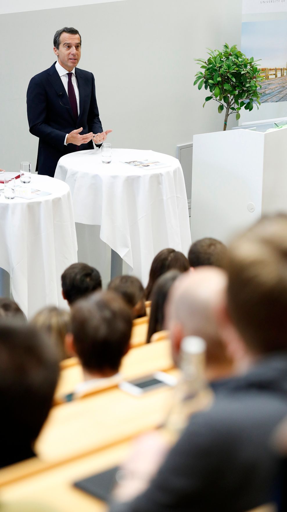 Am 18. Oktober 2016 besuchte Bundeskanzler Christian Kern das Bundesland Burgenland. Im Bild in der Fachhochschule Eisenstadt.