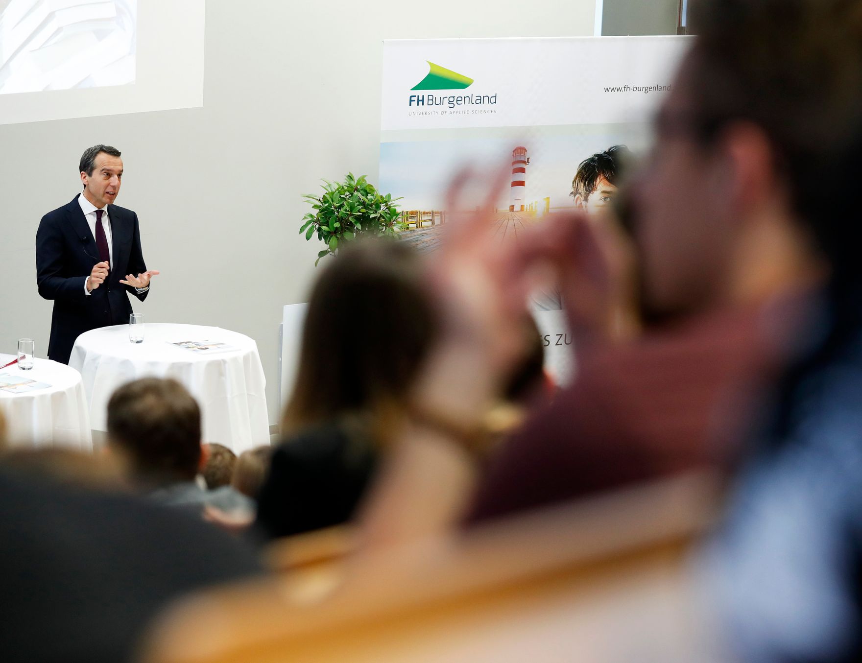 Am 18. Oktober 2016 besuchte Bundeskanzler Christian Kern das Bundesland Burgenland. Im Bild in der Fachhochschule Eisenstadt.