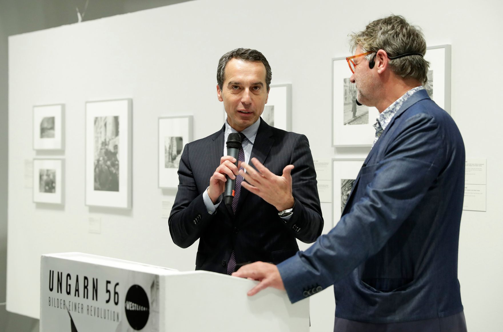 Am 19. Oktober 2016 er&ouml;ffnete Bundeskanzler Christian Kern (l.) die Ausstellung Ungarn 56 im Westlicht.