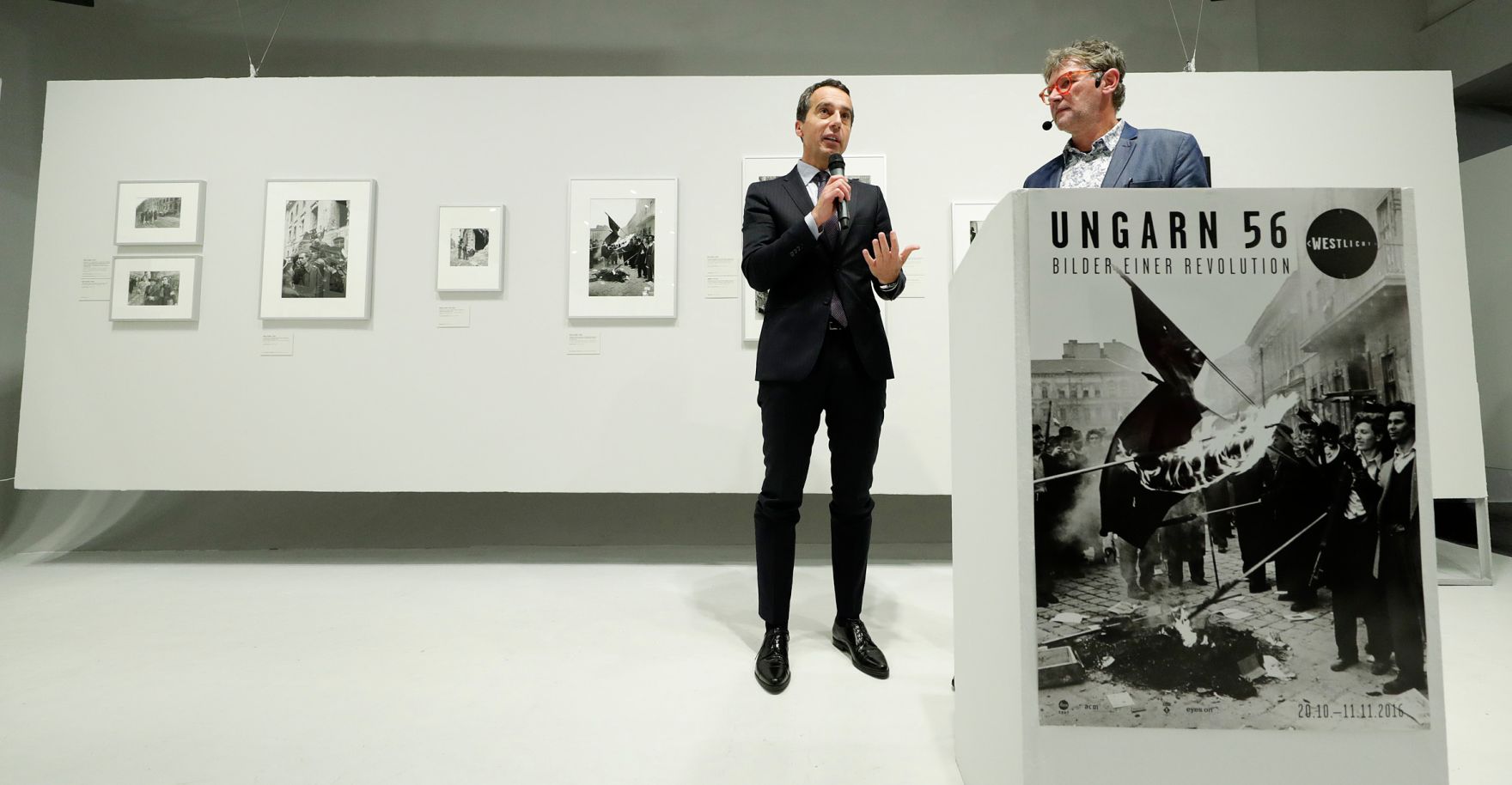Am 19. Oktober 2016 er&ouml;ffnete Bundeskanzler Christian Kern (l.) die Ausstellung Ungarn 56 im Westlicht.