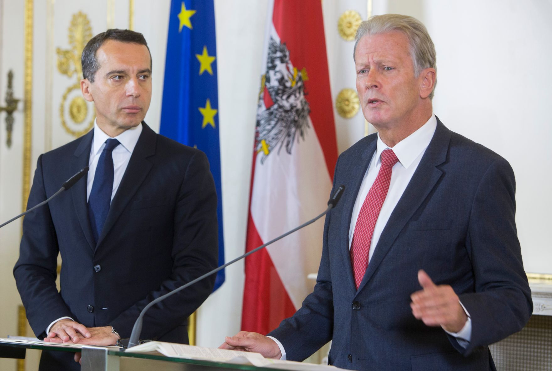 Bundeskanzler Christian Kern (l.) mit Vizekanzler und Bundesminister Reinhold Mitterlehner (r.) beim Medienbriefing &uuml;ber die Regierungssitzung am 25. Oktober 2016.