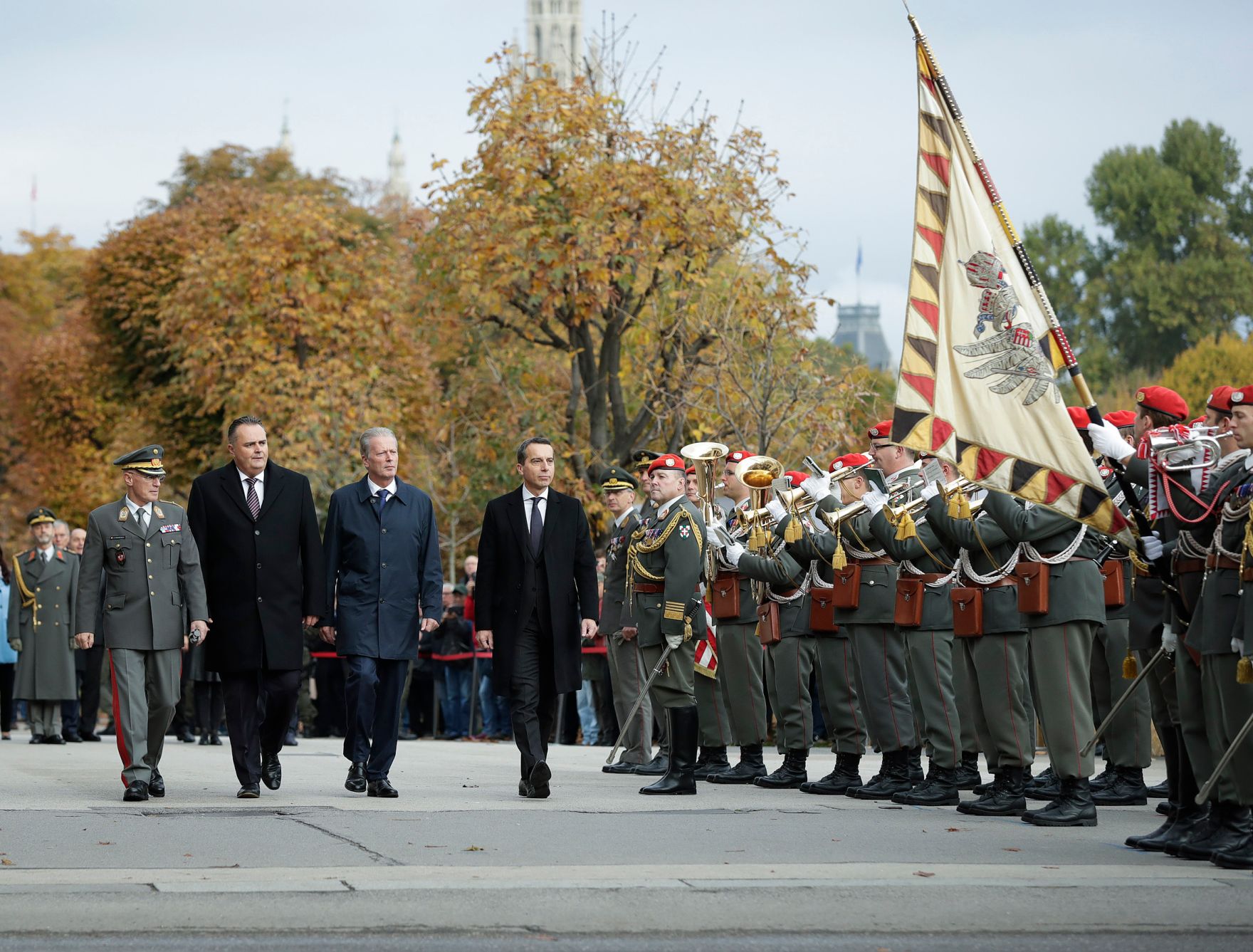 Am 26. Oktober 2016 fand anl&auml;sslich des Nationalfeiertages die traditionelle Kranzniederlegung am Grabmal des unbekannten Soldaten - zum Gedenken an die Gefallenen und Vermissten der beiden Weltkriege vor der Krypta am Wiener Heldenplatz statt. Im Bild (v.r.n.l.) Bundeskanzler Christian Kern, Vizekanzler und Bundesminister Reinhold Mitterlehner, Verteidigungsminister Hans Peter Doskozil und Generalstabschef Othmar Commenda.