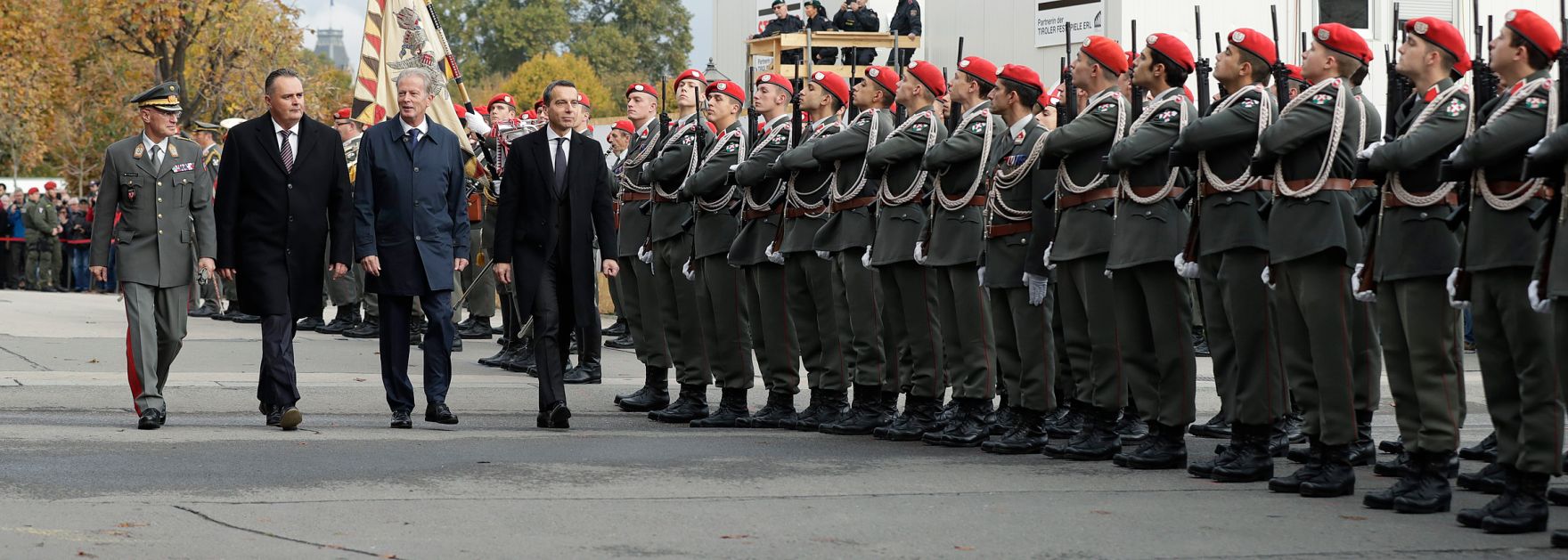 Am 26. Oktober 2016 fand anl&auml;sslich des Nationalfeiertages die traditionelle Kranzniederlegung am Grabmal des unbekannten Soldaten - zum Gedenken an die Gefallenen und Vermissten der beiden Weltkriege vor der Krypta am Wiener Heldenplatz statt. Im Bild (v.r.n.l.) Bundeskanzler Christian Kern, Vizekanzler und Bundesminister Reinhold Mitterlehner, Verteidigungsminister Hans Peter Doskozil und Generalstabschef Othmar Commenda.