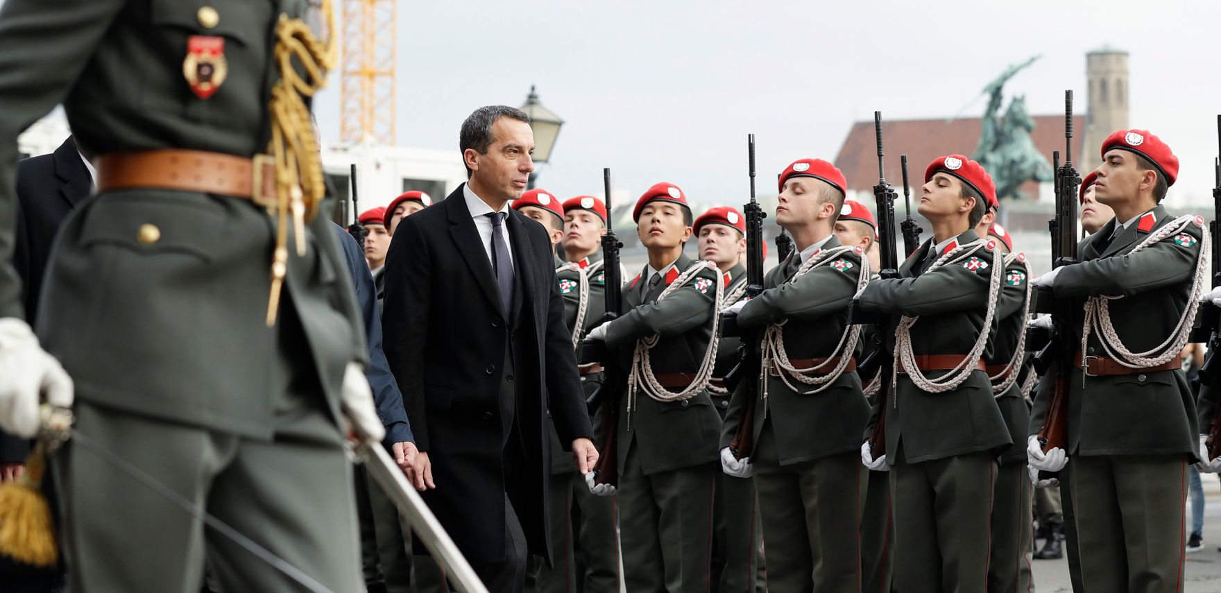 Am 26. Oktober 2016 fand anl&auml;sslich des Nationalfeiertages die traditionelle Kranzniederlegung am Grabmal des unbekannten Soldaten - zum Gedenken an die Gefallenen und Vermissten der beiden Weltkriege vor der Krypta am Wiener Heldenplatz statt. Im Bild Bundeskanzler Christian Kern.