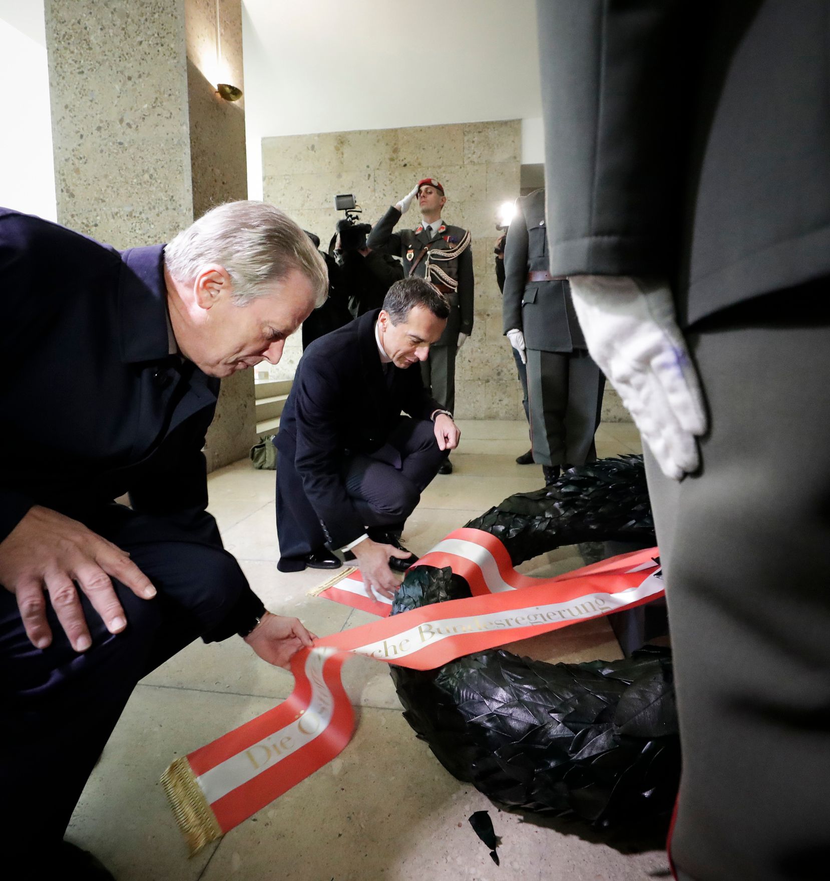 Am 26. Oktober 2016 fand anl&auml;sslich des Nationalfeiertages die traditionelle Kranzniederlegung am Grabmal des unbekannten Soldaten - zum Gedenken an die Gefallenen und Vermissten der beiden Weltkriege vor der Krypta am Wiener Heldenplatz statt. Im Bild Bundeskanzler Christian Kern (r.) und Vizekanzler und Bundesminister Reinhold Mitterlehner (l.).