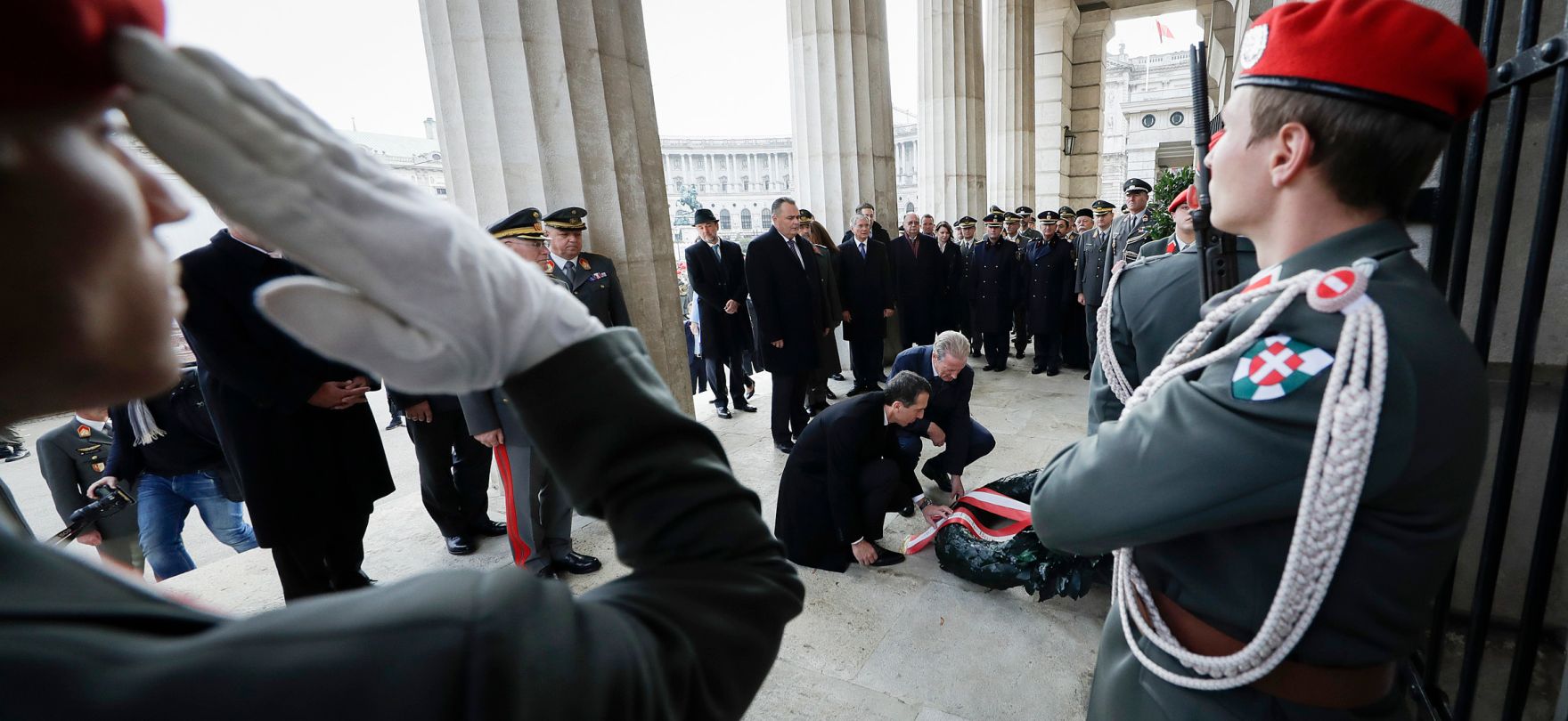 Am 26. Oktober 2016 fand anl&auml;sslich des Nationalfeiertages die traditionelle Kranzniederlegung am Grabmal des unbekannten Soldaten - zum Gedenken an die Gefallenen und Vermissten der beiden Weltkriege vor der Krypta am Wiener Heldenplatz statt. Im Bild Bundeskanzler Christian Kern (l.) Vizekanzler und Bundesminister Reinhold Mitterlehner (r.).
