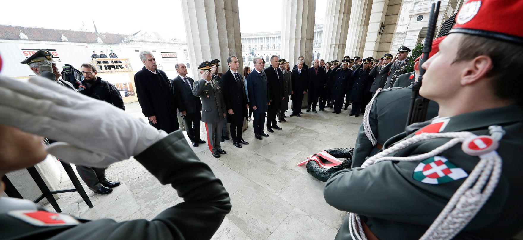 Am 26. Oktober 2016 fand anl&auml;sslich des Nationalfeiertages die traditionelle Kranzniederlegung am Grabmal des unbekannten Soldaten - zum Gedenken an die Gefallenen und Vermissten der beiden Weltkriege vor der Krypta am Wiener Heldenplatz statt. Im Bild (v.r.n.l.) Generalstabschef Othmar Commenda, Bundeskanzler Christian Kern, Vizekanzler und Bundesminister Reinhold Mitterlehner und Verteidigungsminister Hans Peter Doskozil.