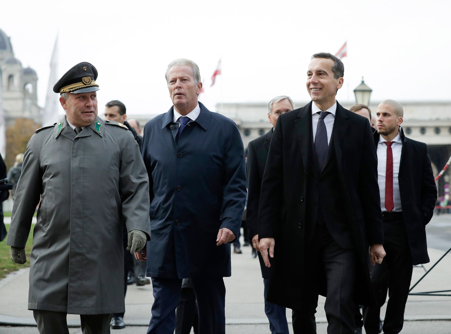 Am 26. Oktober 2016 fand anl&auml;sslich des Nationalfeiertages die traditionelle Kranzniederlegung am Grabmal des unbekannten Soldaten - zum Gedenken an die Gefallenen und Vermissten der beiden Weltkriege vor der Krypta am Wiener Heldenplatz statt. Im Bild Bundeskanzler Christian Kern (r.) mit Vizekanzler und Bundesminister Reinhold Mitterlehner (m.).