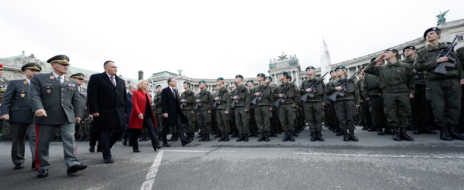 Am 26. Oktober 2016 hielt der Bundeskanzler im Rahmen der Angelobung der Rekrutinnen und Rekruten des &ouml;sterreichischen Bundesheeres auf dem Wiener Heldenplatz eine Rede zum &Ouml;sterreichischen Nationalfeiertag. Im Bild (v.r.n.l.) Bundeskanzler Christian Kern, Parlamentspr&auml;sidentin Doris Bures, Verteidigungsminister Hans Peter Doskozil und Generalstabschef Othmar Commenda.