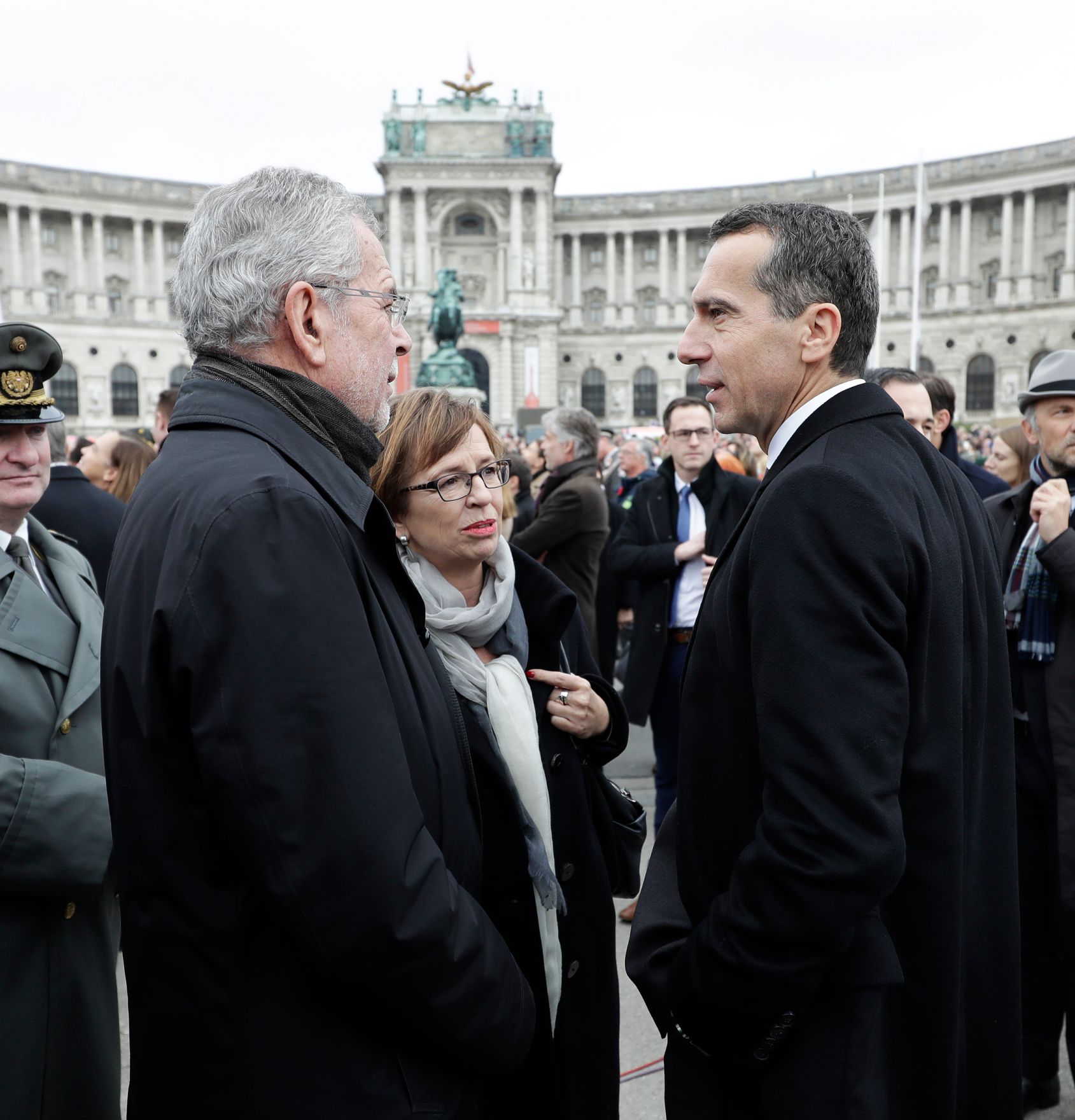 Am 26. Oktober 2016 hielt der Bundeskanzler im Rahmen der Angelobung der Rekrutinnen und Rekruten des &ouml;sterreichischen Bundesheeres auf dem Wiener Heldenplatz eine Rede zum &Ouml;sterreichischen Nationalfeiertag. Im Bild Bundeskanzler Christian Kern (r.) mit Alexander Van der Bellen (l.).