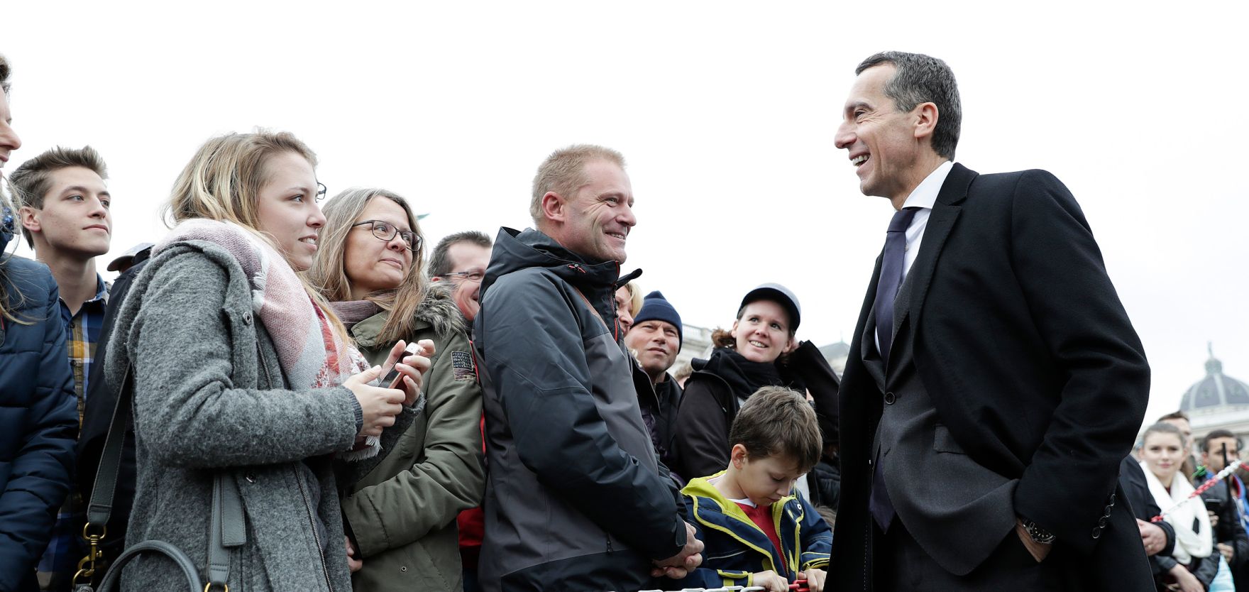 Am 26. Oktober 2016 hielt Bundeskanzler Christian Kern im Rahmen der Angelobung der Rekrutinnen und Rekruten des &ouml;sterreichischen Bundesheeres auf dem Wiener Heldenplatz eine Rede zum &Ouml;sterreichischen Nationalfeiertag. Im Bild am Weg zur&uuml;ck ins Bundeskanzleramt.