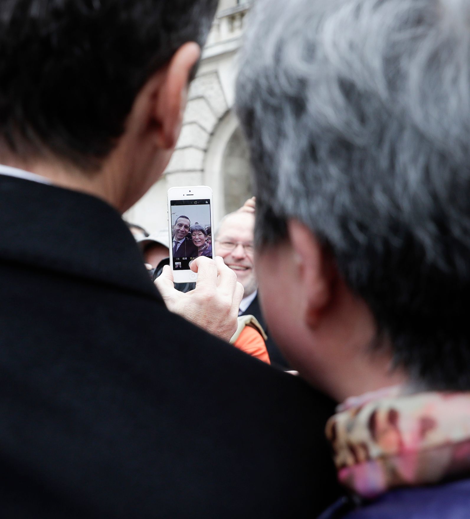 Am 26. Oktober 2016 hielt Bundeskanzler Christian Kern im Rahmen der Angelobung der Rekrutinnen und Rekruten des &ouml;sterreichischen Bundesheeres auf dem Wiener Heldenplatz eine Rede zum &Ouml;sterreichischen Nationalfeiertag. Im Bild am Weg zur&uuml;ck ins Bundeskanzleramt.