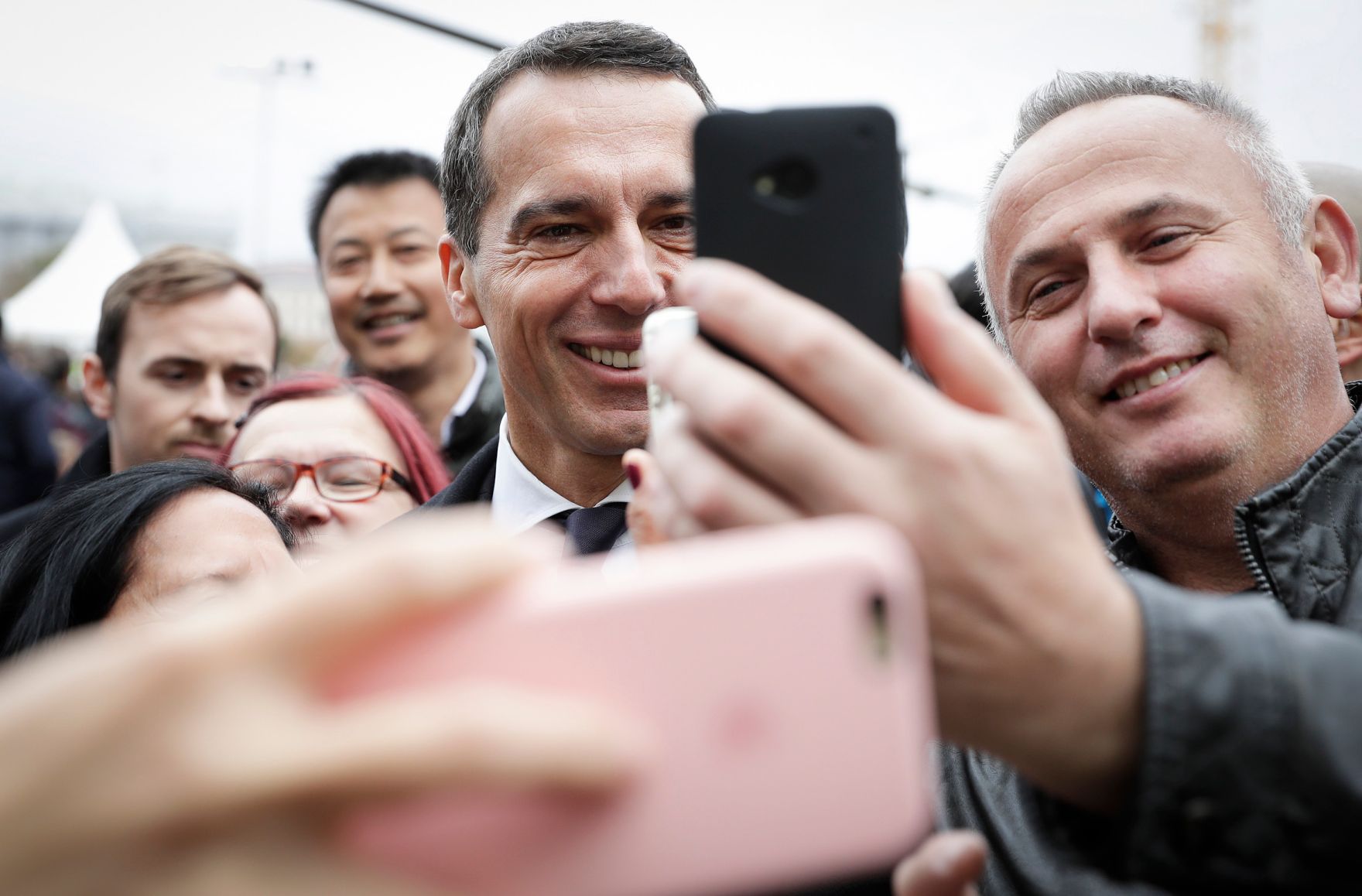 Am 26. Oktober 2016 hielt Bundeskanzler Christian Kern im Rahmen der Angelobung der Rekrutinnen und Rekruten des &ouml;sterreichischen Bundesheeres auf dem Wiener Heldenplatz eine Rede zum &Ouml;sterreichischen Nationalfeiertag. Im Bild am Weg zur&uuml;ck ins Bundeskanzleramt.