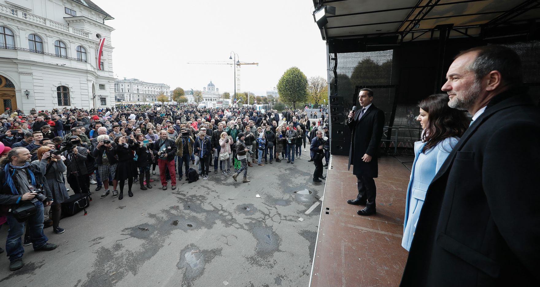 Am 26. Oktober 2016 er&ouml;ffnete Bundeskanzler Christian Kern (l.) mit Kanzleramtsminister Thomas Drozda (r.) und Staatssekret&auml;rin Muna Duzda (m.) am Ballhausplatz den Tag der offenen T&uuml;r im Bundeskanzleramt.