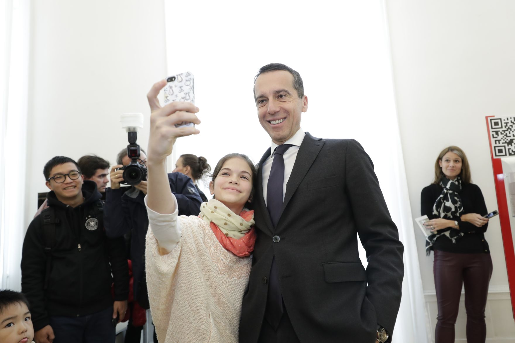 Am 26. Oktober 2016 empfing Bundeskanzler Christian Kern im Rahmen des Nationalfeiertages Besucherinnen und Besucher im Bundeskanzleramt.