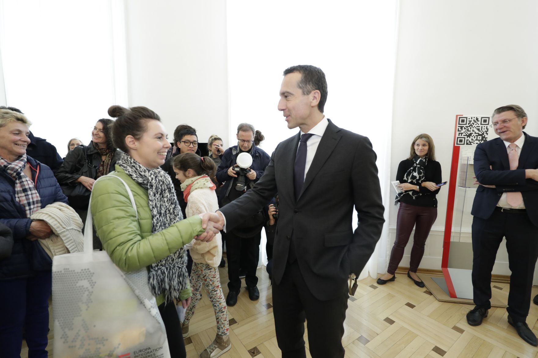 Am 26. Oktober 2016 empfing Bundeskanzler Christian Kern im Rahmen des Nationalfeiertages Besucherinnen und Besucher im Bundeskanzleramt.