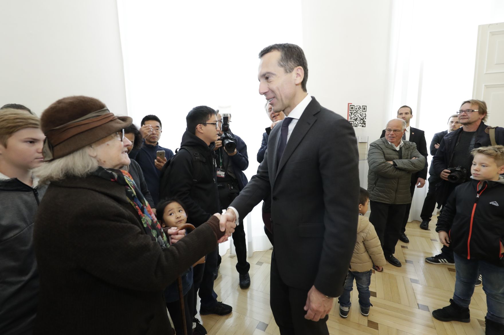 Am 26. Oktober 2016 empfing Bundeskanzler Christian Kern im Rahmen des Nationalfeiertages Besucherinnen und Besucher im Bundeskanzleramt.