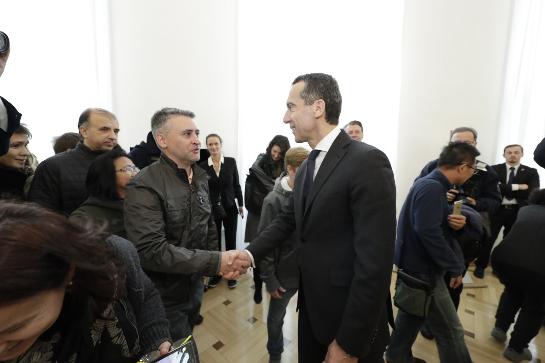 Am 26. Oktober 2016 empfing Bundeskanzler Christian Kern im Rahmen des Nationalfeiertages Besucherinnen und Besucher im Bundeskanzleramt.