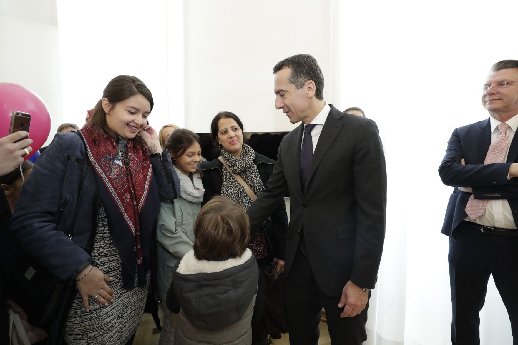 Am 26. Oktober 2016 empfing Bundeskanzler Christian Kern im Rahmen des Nationalfeiertages Besucherinnen und Besucher im Bundeskanzleramt.