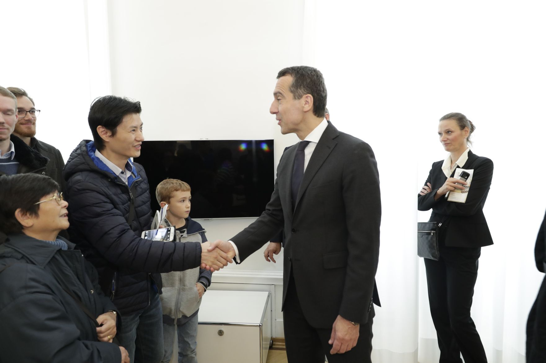 Am 26. Oktober 2016 empfing Bundeskanzler Christian Kern im Rahmen des Nationalfeiertages Besucherinnen und Besucher im Bundeskanzleramt.