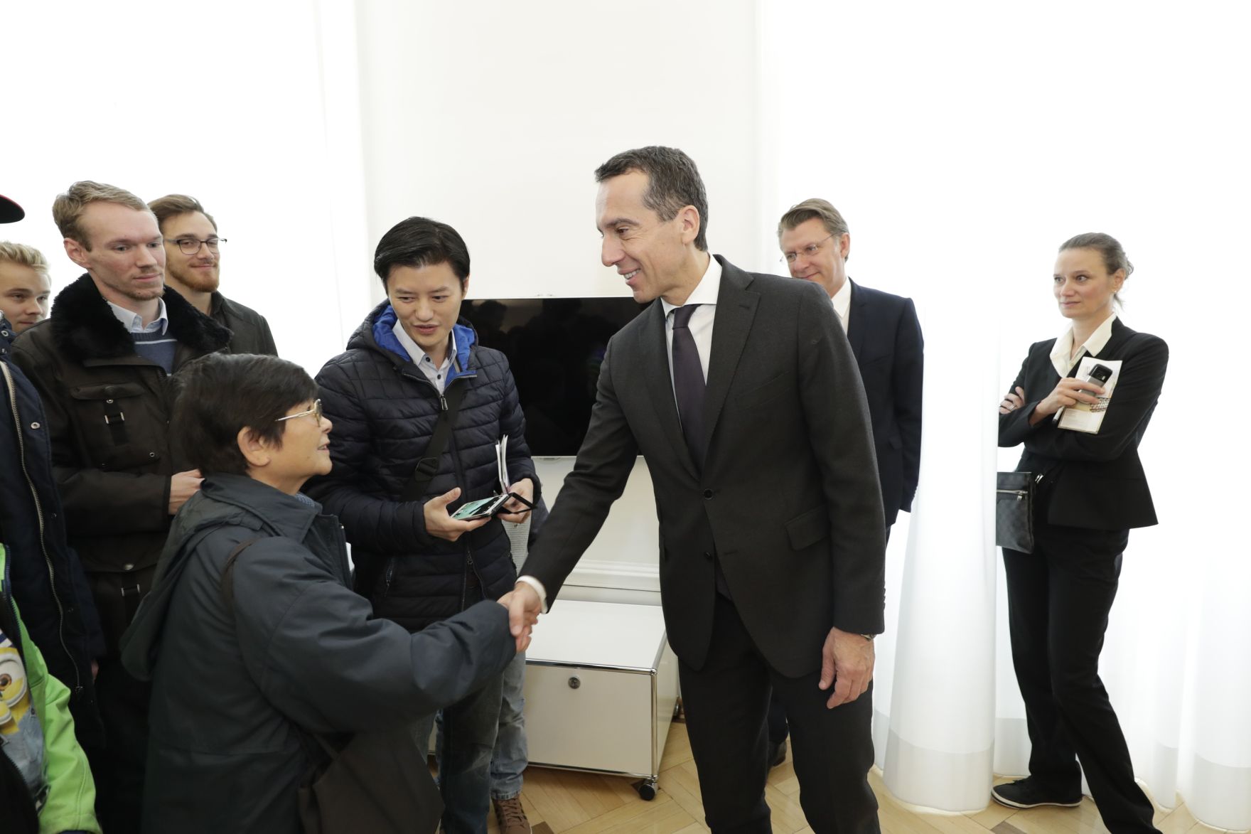 Am 26. Oktober 2016 empfing Bundeskanzler Christian Kern im Rahmen des Nationalfeiertages Besucherinnen und Besucher im Bundeskanzleramt.