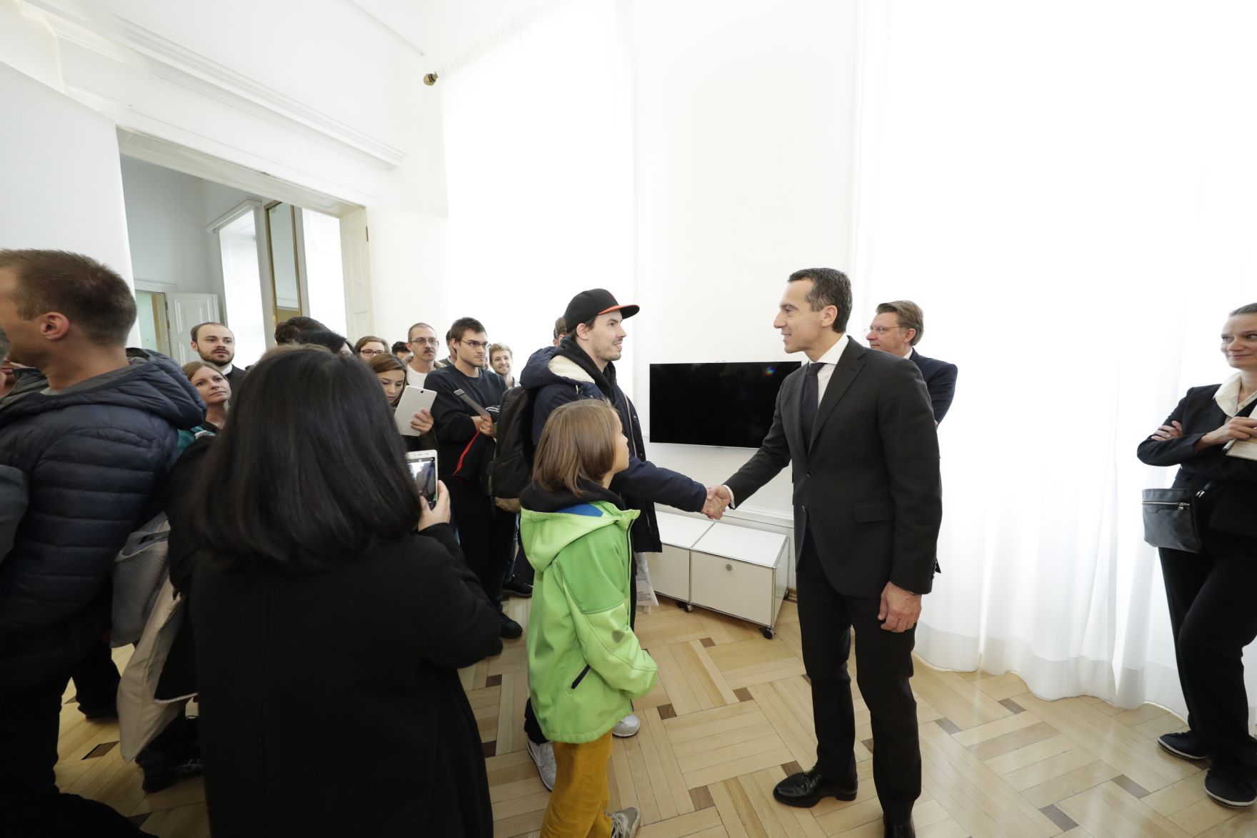 Am 26. Oktober 2016 empfing Bundeskanzler Christian Kern im Rahmen des Nationalfeiertages Besucherinnen und Besucher im Bundeskanzleramt.