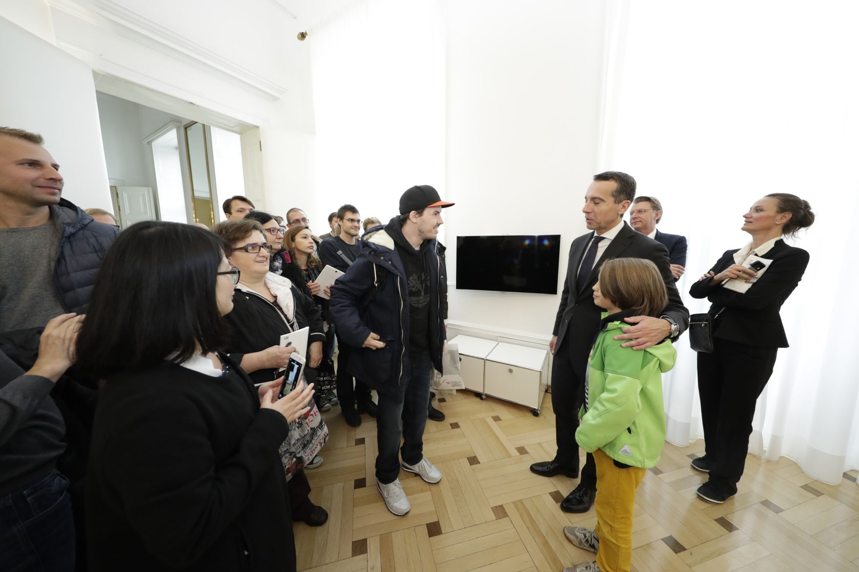 Am 26. Oktober 2016 empfing Bundeskanzler Christian Kern im Rahmen des Nationalfeiertages Besucherinnen und Besucher im Bundeskanzleramt.