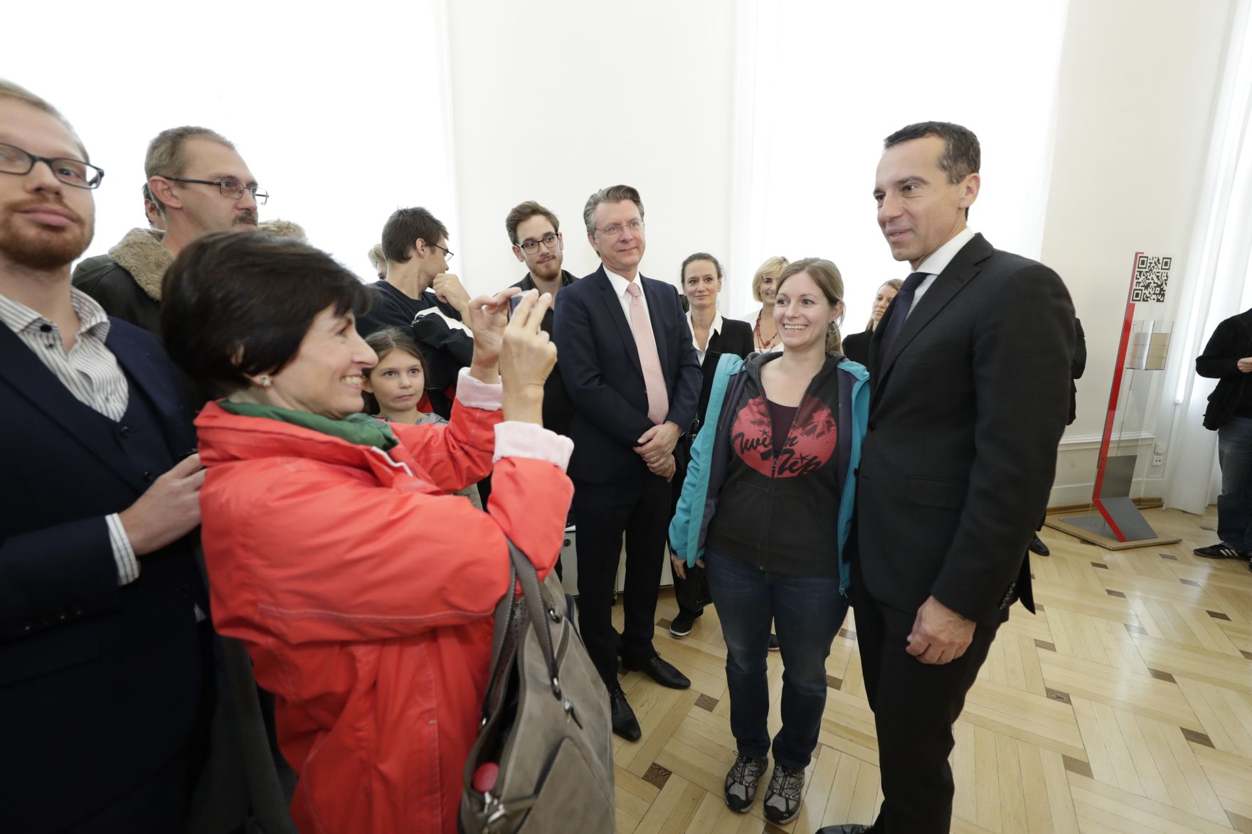 Am 26. Oktober 2016 empfing Bundeskanzler Christian Kern im Rahmen des Nationalfeiertages Besucherinnen und Besucher im Bundeskanzleramt.