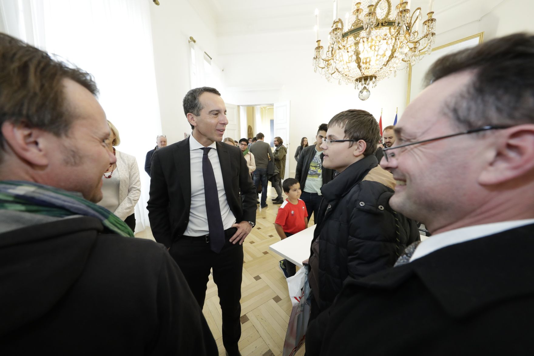 Am 26. Oktober 2016 empfing Bundeskanzler Christian Kern im Rahmen des Nationalfeiertages Besucherinnen und Besucher im Bundeskanzleramt.