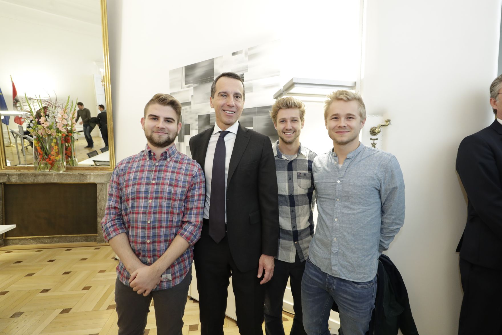 Am 26. Oktober 2016 empfing Bundeskanzler Christian Kern im Rahmen des Nationalfeiertages Besucherinnen und Besucher im Bundeskanzleramt.