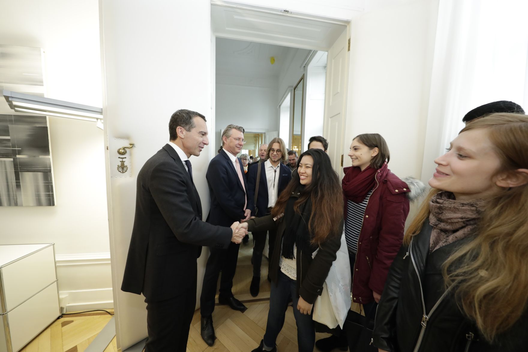 Am 26. Oktober 2016 empfing Bundeskanzler Christian Kern im Rahmen des Nationalfeiertages Besucherinnen und Besucher im Bundeskanzleramt.